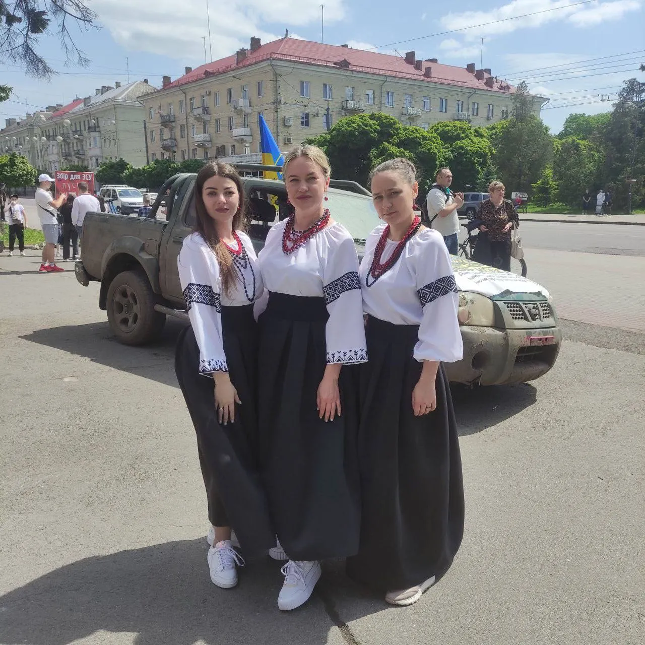 Артистки театру співали на благодійному ярмарку у Луцьку