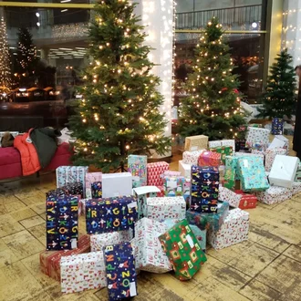 Благодійники зібрали у театрі кількасот учнів із сімей Героїв