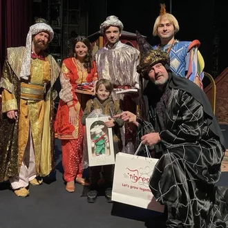 Подарунки та сертифікати: у театрі започаткували передноворічні розіграші подарунків