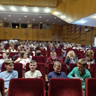 «Знати минуле своєї країни – обов'язок кожного»,  – педагоги та учні Луцького ліцею №9, які побували на виставі-концерті