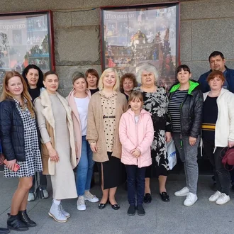 На комедії «Шахрайки» побували рідні загиблих Захисників та багатодітні родини