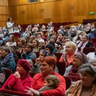 Театр відчинив двері для особливих гостей